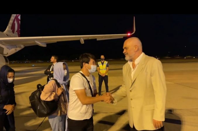 Rama pret në aeroport afganët: Deri tani kanë mbërritur në Shqipëri 275 të arratisur