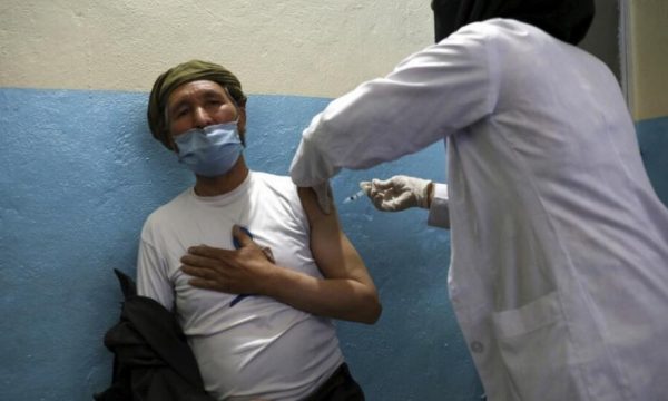 “Nuk e lejon Kurani, kanë përbërës që vijnë nga derri”, talebanët ndalojnë vaksinën anti-covid në Afganistan