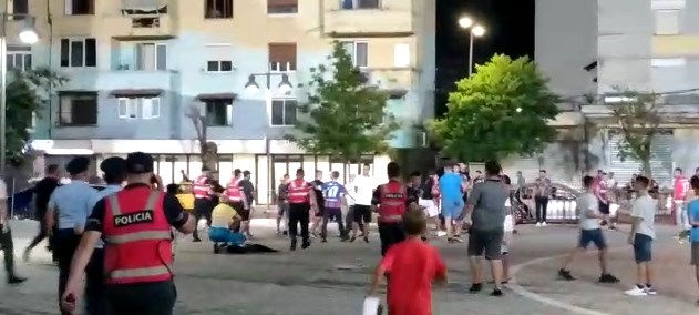 Tifozët e Teutës e Vllaznisë konfliktohen jashtë stadiumit pas ndeshjes, ndërhyn policia