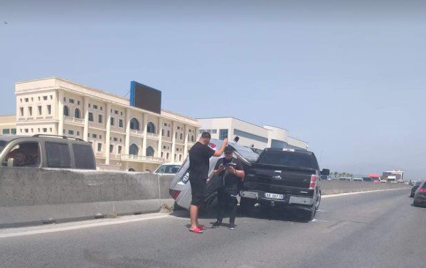 Aksident në autostradën Durrës-Tiranë, përplasen dy makina
