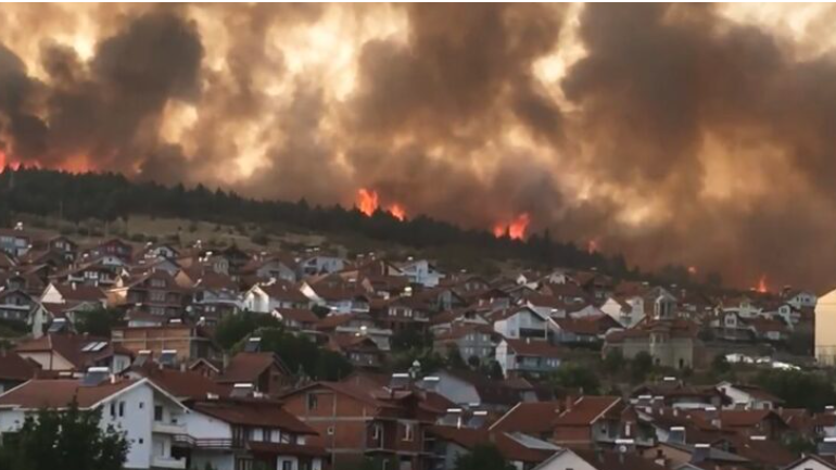 Vatër e madhe zjarri në Maqedoninë e Veriut, rrezikohen banesat