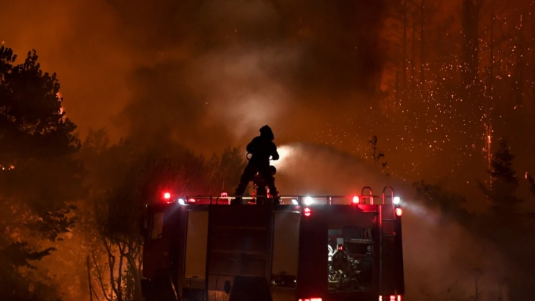 Zjarret në Greqi, evakuohen mbi 2 mijë persona në ishullin Evia