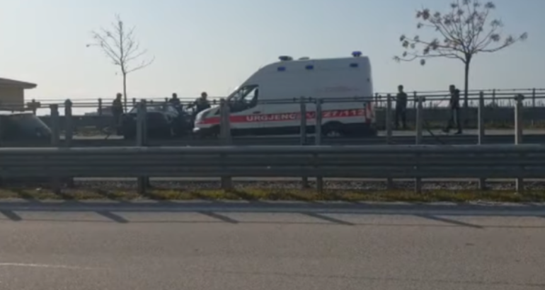 Mjeti “Golf” përplas për vdekje një kalimtare