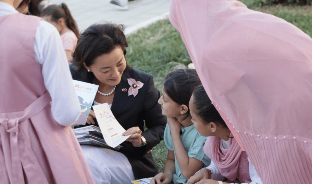 Yuri Kim takon afganët e strehuar në Qytet Studenti, vajza e vogël i dhuron një vizatim