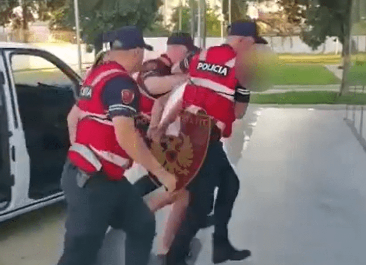 I mori varësen nga qafa me forcë qytetares, arrestohet 29-vjeçari (EMRI+VIDEO)