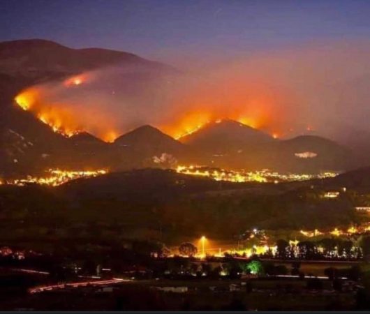 Italia nën pushtetin e flakëve, zjarret shkrumbojnë pyje, monumente dhe shtëpi