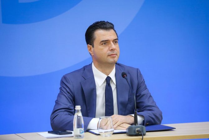 BE ndihmon Shqipërinë me 2 helikopterë për zjarret, Basha: Një mik i mirë në kohë të vështira