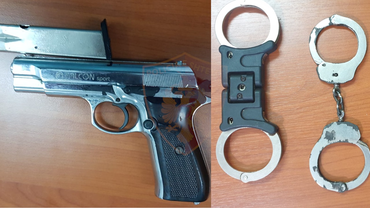 Kapet me pistoletë dhe dy palë pranga policie, arrestohet 20-vjeçari në Durrës (EMRI)