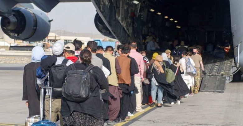 Rifillojnë evakuimet në aeroportin e Kabulit, u ndërprenë nga sulmet terroriste me mbi 100 të vdekur