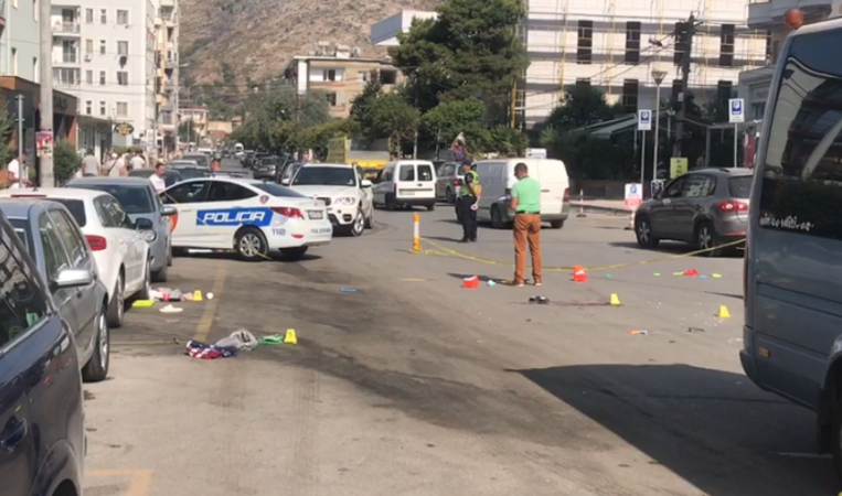 U përplas nga makina teksa kalonte rrugën, humb jetën në spital i mituri