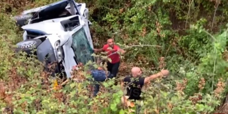 Furgoni bie në greminë, dyshohet për pesë të vdekur