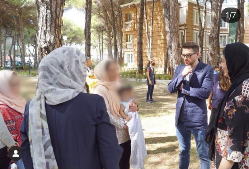 Djali i George Soros takon në Durrës qytetarët e ardhur nga Afganistani