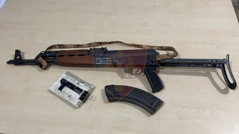 Qëlloi me kallashnikov në mes të rrugës, shpallet në kërkim 21-vjeçari (EMRI)