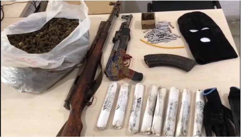 Plagosja e 25-vjeçarit, prangoset daja i autorit. Policia gjen kallash, drogë e tritol