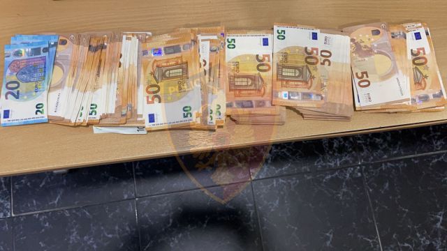 25 mijë euro të padeklaruara në makinë, 35-vjeçarit i sekuestrohen paratë