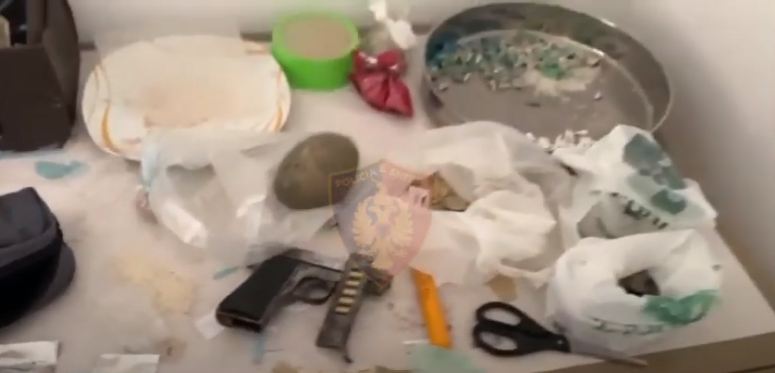 Armë, municion e lekë/ Çfarë u gjet në banesën e përshtatur për përpunimin e drograve të forta në Durrës (VIDEO)