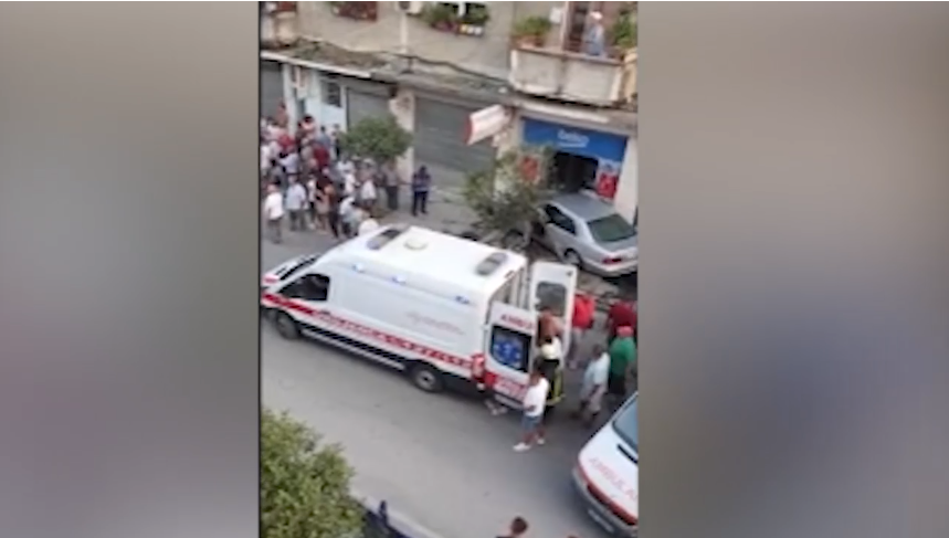 E mori “Benz”-i para kur përfundoi brenda dyqanit, ndërron jetë 30-vjeçari