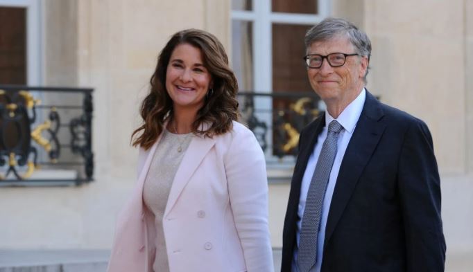 E tradhtoi ish-bashkëshorten e tij me një vajzë të re, Bill Gates pendohet pas divorcit