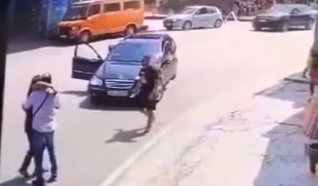 Makina me shpejtësi “fluturon” këmbësorin, qytetarët vënë duart në kokë (VIDEO)