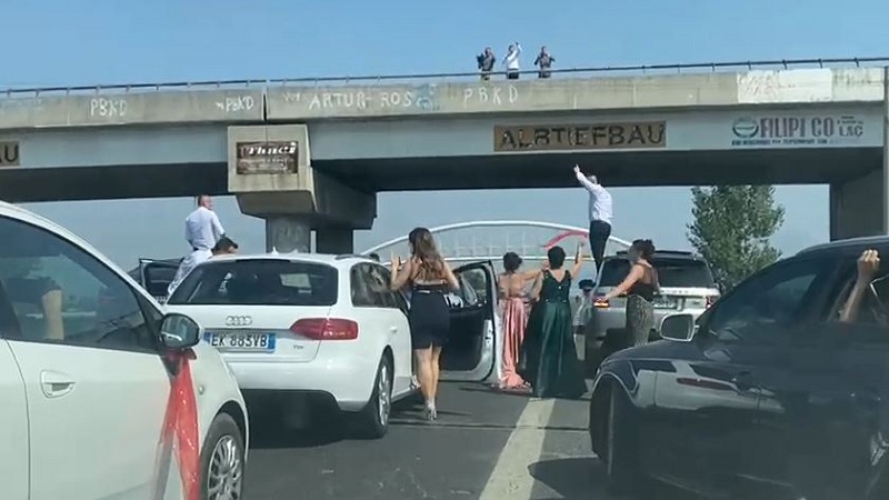 Ia nisën valles në autostradë, policia i procedon, i gjobit dhe u bllokon mjetet