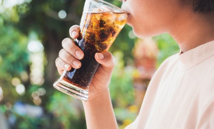 Çfarë ndodh me trupin tuaj nëse pini lëngje me gaz çdo ditë