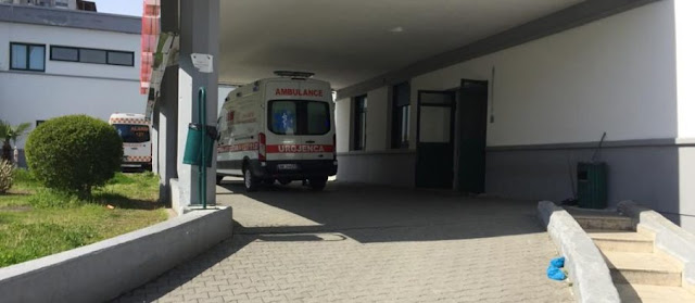 Bie nga lartësia, 35-vjeçari nga Durrësi dërgohet me urgjencë në spital