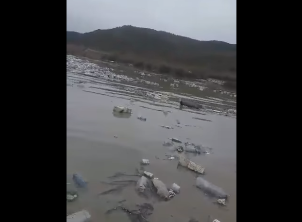 &#8220;Katastrofë!&#8221; Pedagogu Erion Kristo denoncon ndotjen e lumit Ishëm (VIDEO)
