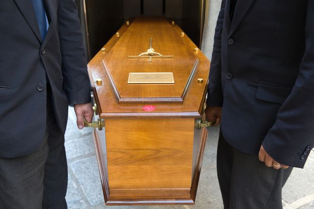 Gruaja hiqet si familjare për të vjedhur bizhuteritë e të vdekurës gjatë funeralit