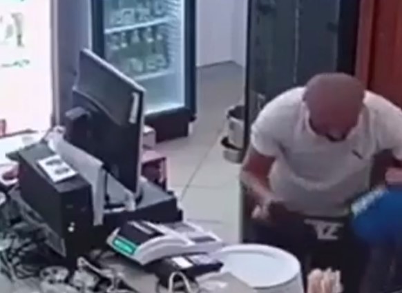 Hajduti vjedh lokalin në mes të ditës në Durrës, kamera e kap &#8220;mat&#8221; (VIDEO)