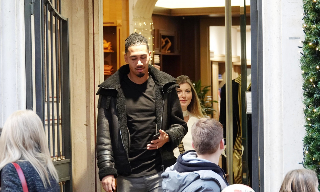 Hajdutët fiksohen keq me mbrojtësin e Romës Smolling, tentojnë t’i grabisin sërish shtëpinë