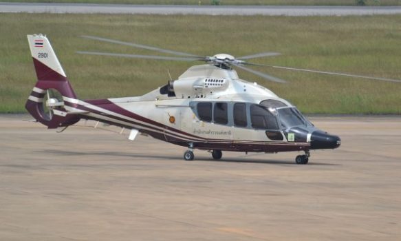 Piloti ul helikopterin në mes të qytetit për të blerë ëmbëlsira