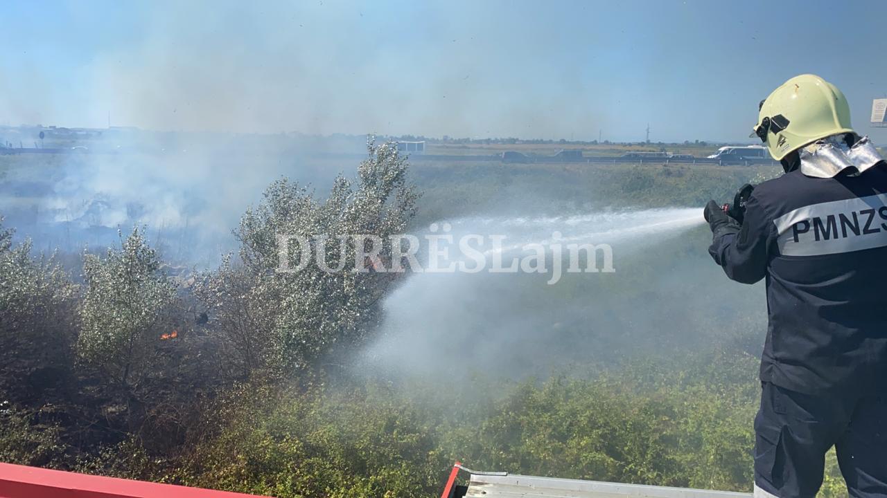 Shuhet një nga vatrat e zjarrit në Durrës, të tjerat ende aktive (FOTO+VIDEO)
