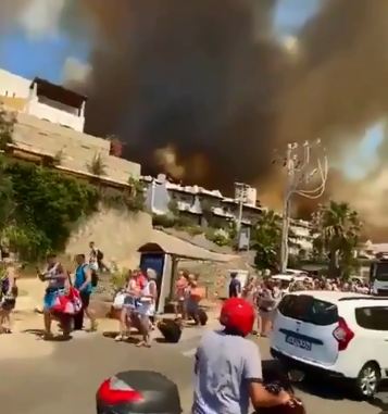 Zjarret masive në Turqi, evakuohen turistët nga disa hotele (VIDEO)