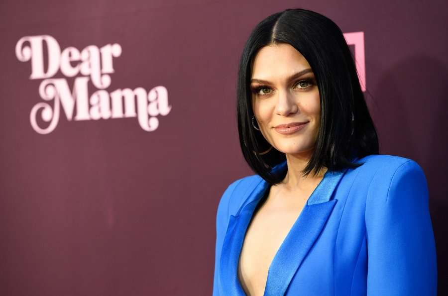 Jessie J flet për sëmundjen e saj: Nuk mund të kaloj një ditë pa dhimbje…