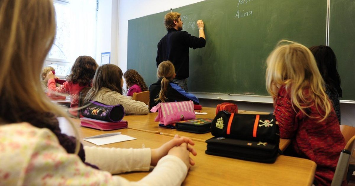 Ky shtet ndaloi me ligj provimin me shkrim për nxënësit e klasave të para dhe të dyta: Dëmtojnë shëndetin mendor e fizik të fëmijës