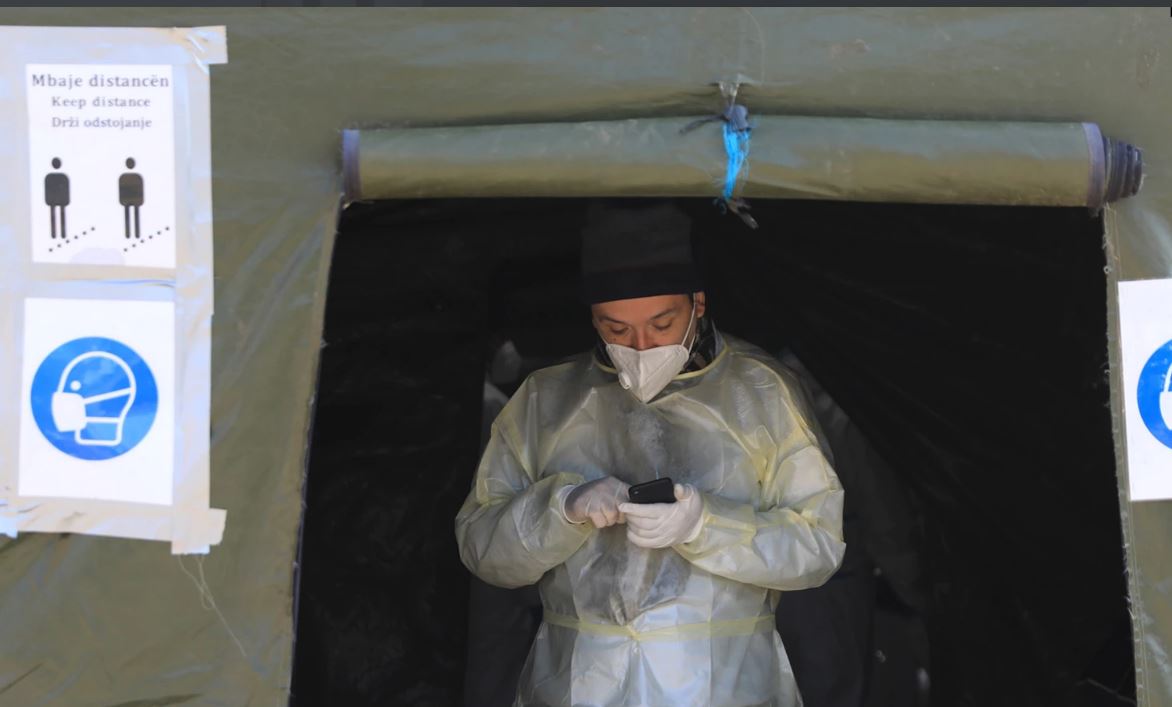 Tre viktima dhe mbi 1 mijë raste të reja me COVID-19 në Kosovë