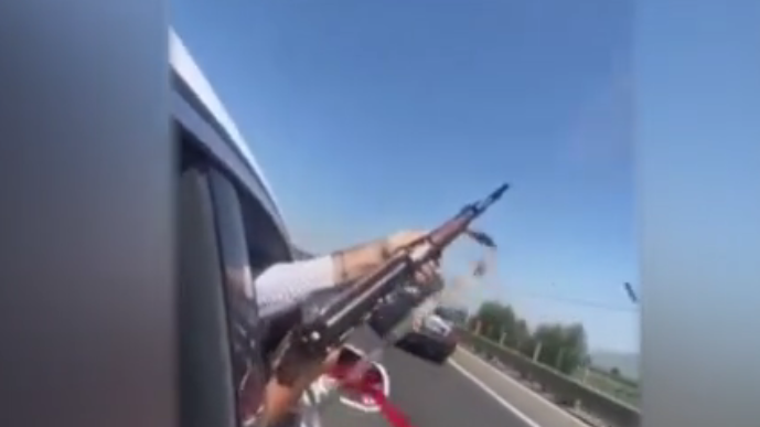 Krushqit nxjerrin kallashin dhe zbrazin karikatorin në autostradë