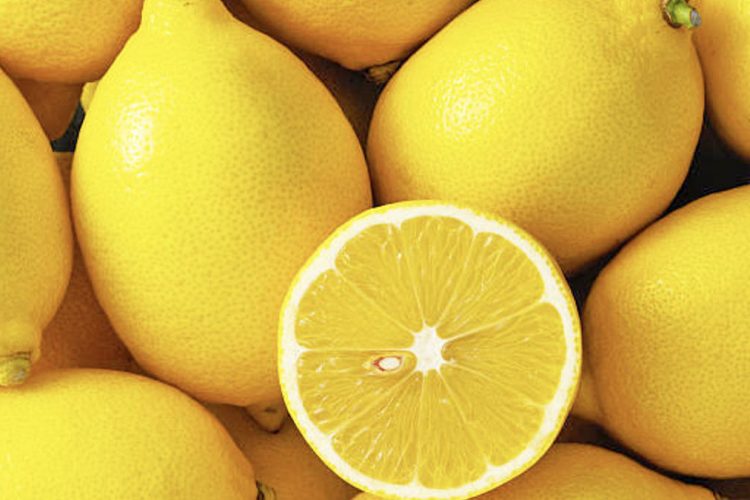 Arsyet përse rrudhim fytyrën kur kafshojmë limonin