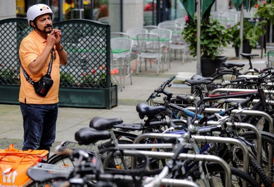 Me diploma të Oxfordit, ish-ministri afgan bëhet shpërndarës picash