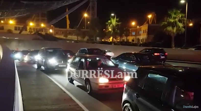 Trafik i rënduar në Durrës, shoferët detyrohen të kalojnë minuta të tëra në rradhë të gjata (VIDEO)