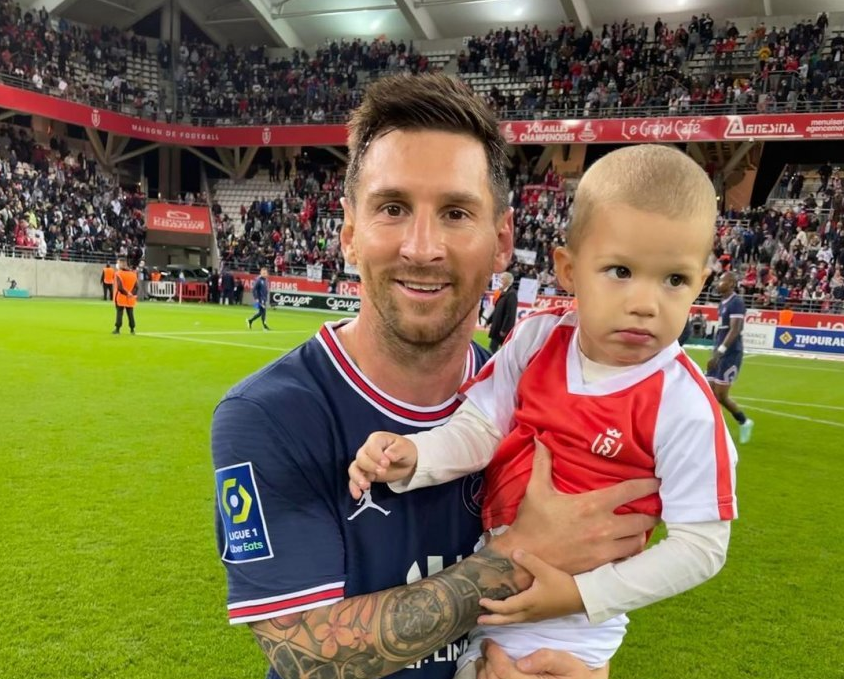 Portieri i Reims nxjerr telefonin dhe i kërkon Mesit që të bëjë foto me… djalin! (VIDEO)
