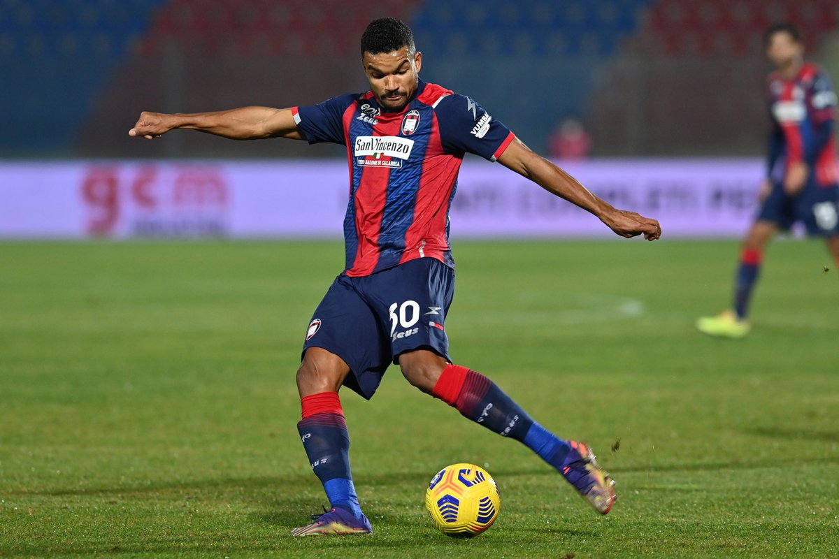 Milan e gjen zëvendësuesin e Çalhanoglusë te Krotone