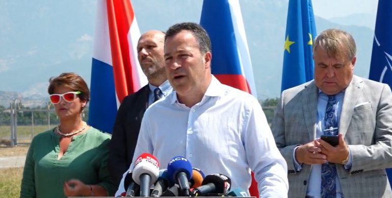 Ardhja e afganëve, Peleshi: Do t’i presim dhe transportojmë në vendet ku do të akomodohen përkohësisht