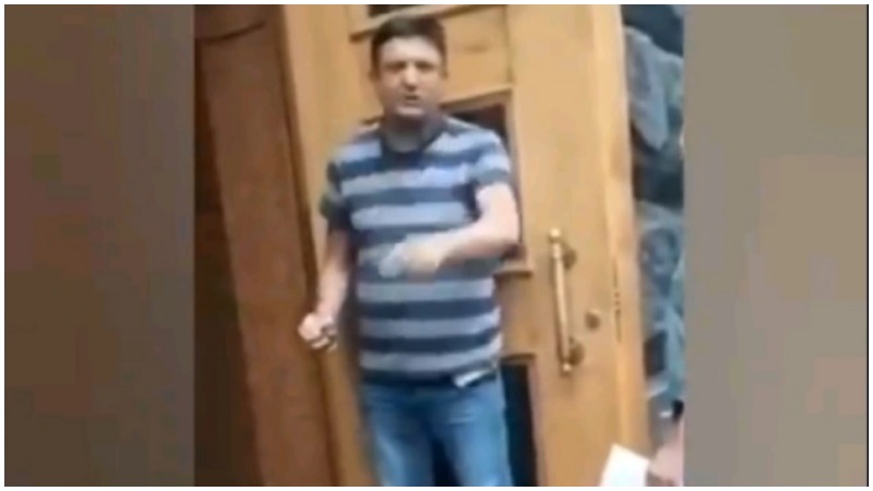 Me granatë në dorë kërcënon se do shpërthejë selinë e qeverisë (VIDEO)