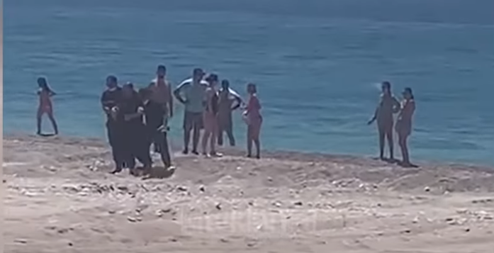 Tragjike/ Mbyten dy pushues në det