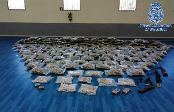 Policia spanjolle godet një grup kriminal, sekuestrohen mbi 28 mijë euro, armë dhe municione