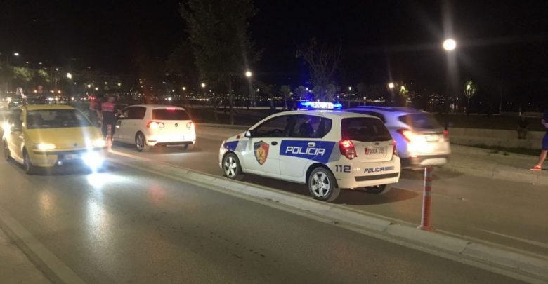 Konflikt në rrugë mes tre personave, policia i shoqëron në komisariat