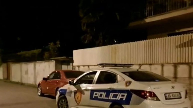 Qëllohet me armë zjarri një person, policia jep detajet si ndodhi ngjarja brenda dhomës së hotelit