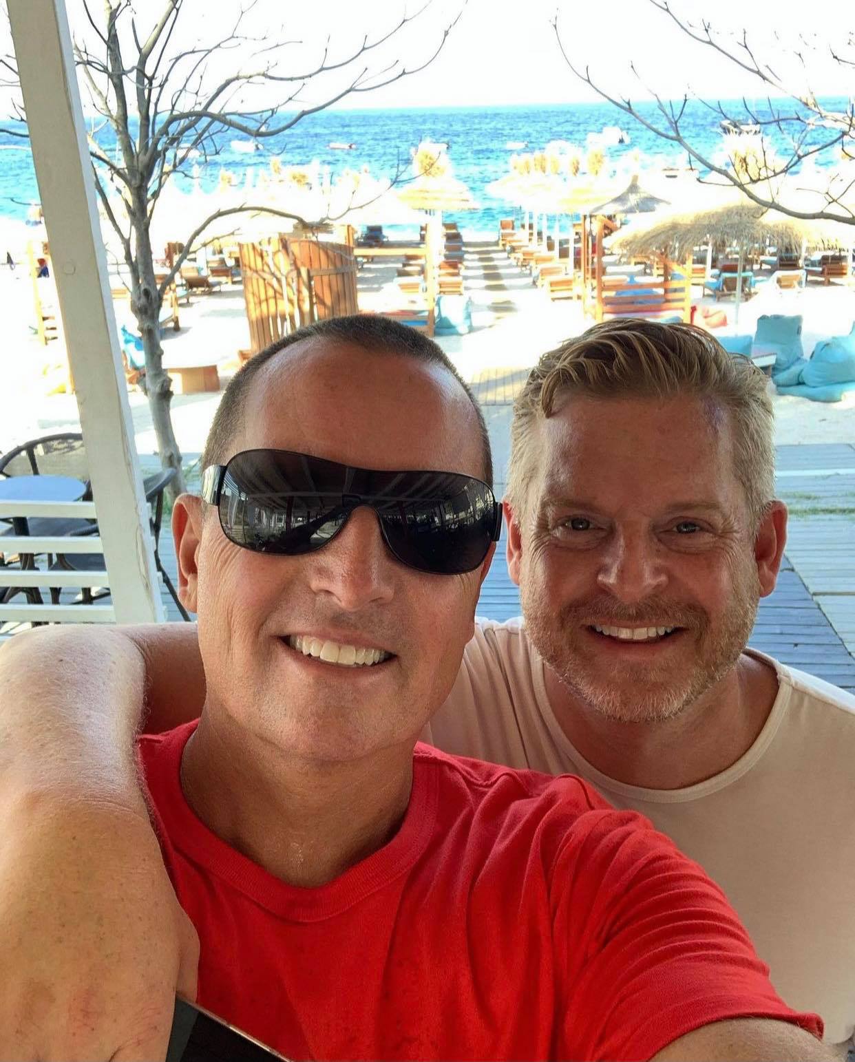 Richard Grenell shijon jugun e Shqipërisë me të dashurin (Foto)