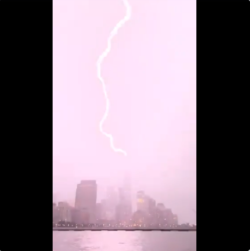 Momenti kur qendra tregtare “One world” goditet nga rrufeja (VIDEO)